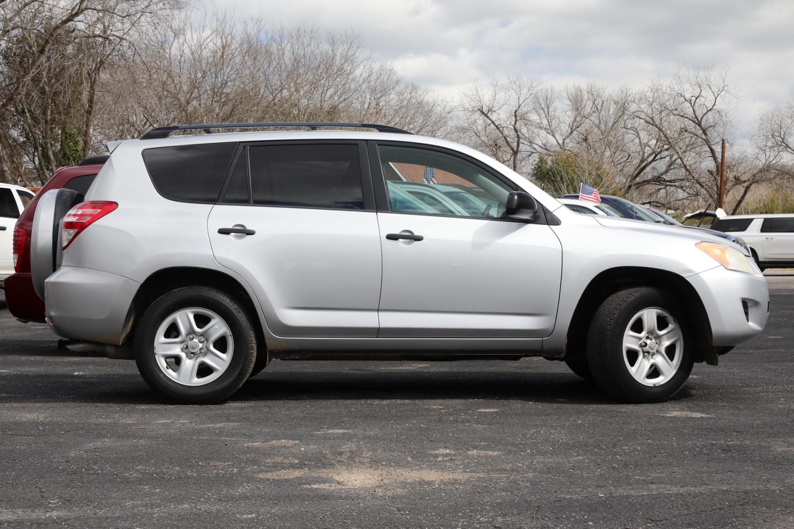 2010 SILVER TOYOTA RAV4 Base I4 2WD (2T3ZF4DV0AW) with an 2.4L L4 DOHC 16V engine, 4-SPEED AUTOMATIC transmission, located at 420 E. Kingsbury St., Seguin, TX, 78155, (830) 401-0495, 29.581060, -97.961647 - Photo#3